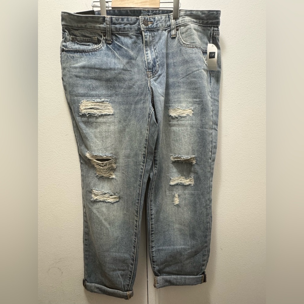NWT Gap Distressed Boyfriend Jeans lightwash jeans 14/32R Sexy Boyfriend Fit